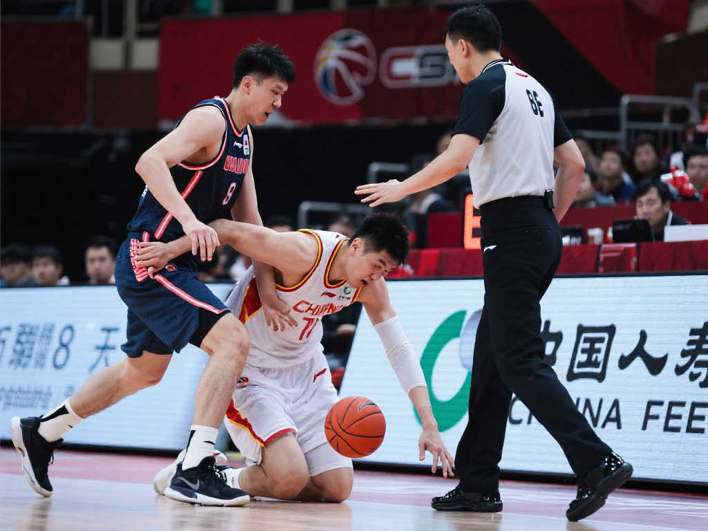 迟来的认错！时隔八天之后，中国篮协认定刘传兴撅腚属于违体犯规